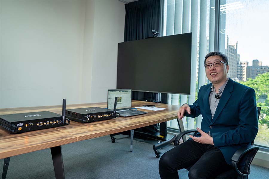 Prof. Wei Han Hsiao with PluSDR software-defined radio platform